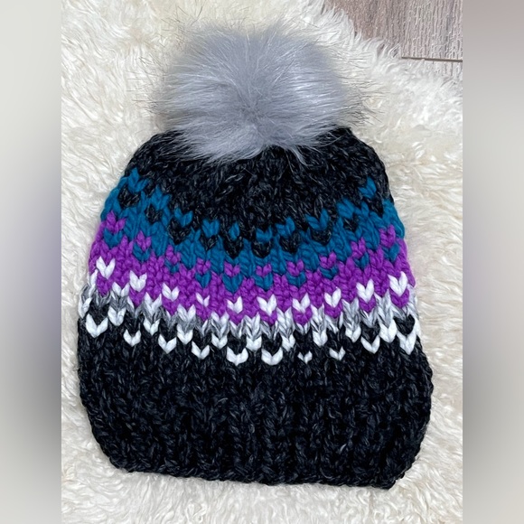 New Handknit Hat faux fur pompom size M fair isle pattern beanie - Picture 2 of 3